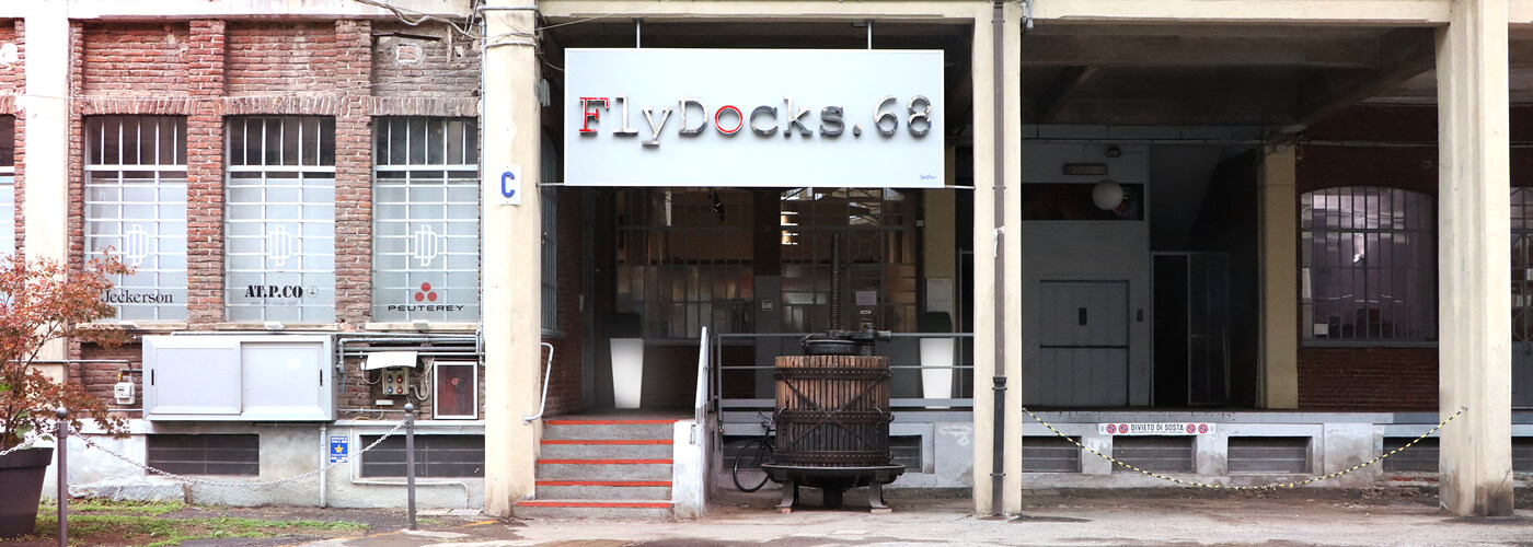 Flydocks esterno insegna Torino sconti su grandi marchi della moda